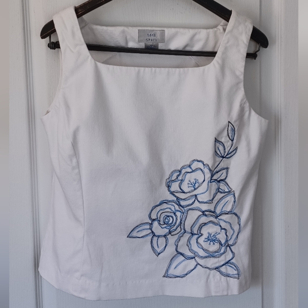 BETU SPORT WHITE SLEEVELESS TOP W/DARTS BLUE & BLACK FLORAL EMBROIDERY SIZE 10